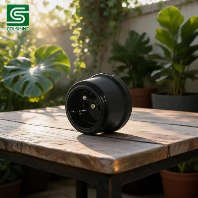China OEM Classic French Style Ceramic Socket Designed with Vintage Details for Decorative Lamps and Traditional Interior Projects Hersteller