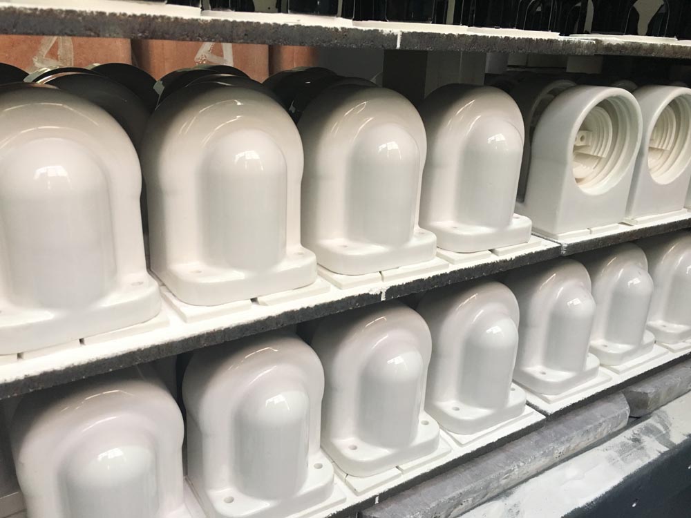 Keramikfabrik für Retro-Porzellanschalter